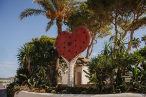 a heart decoration in front of a house at FERGUS Style Punta Arabi in Es Cana