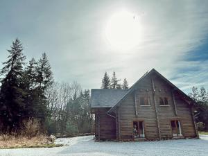 a small wooden house sitting on top of a road at Dein gemütliches Waldhaus im Soonwald in Henau