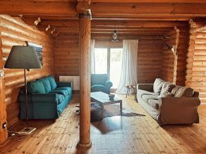 a living room with a blue couch and a table at Dein gemütliches Waldhaus im Soonwald in Henau