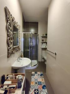 Un baño con lavabo, ducha e inodoro. en Peaceful & Modern Corner Apartment, en Qala
