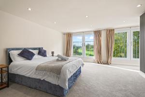 Ένα ή περισσότερα κρεβάτια σε δωμάτιο στο LUXURIOUS HOLIDAY HOME Bolton