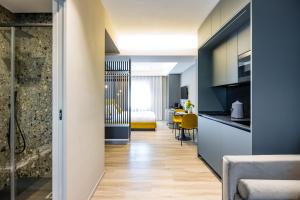 那不勒斯MH SUITES Plebiscito的一间带厨房和客厅的房间
