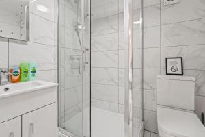 Ένα μπάνιο στο LUXURIOUS HOLIDAY HOME Bolton +27 φωτογραφίες