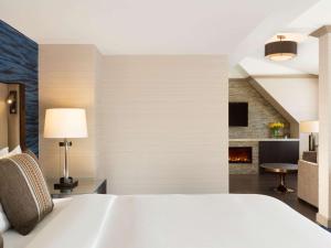 Cama ou camas em um quarto em Fairmont Chateau Whistler