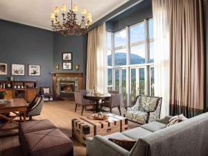 Uma área de estar em Fairmont Chateau Whistler