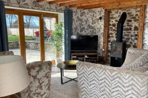 TV a/nebo společenská místnost v ubytování Converted Barn