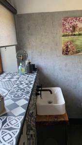 Kuchyň nebo kuchyňský kout v ubytování Converted Barn
