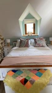 Postel nebo postele na pokoji v ubytování Converted Barn