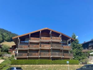 duży budynek apartamentowy z dużym tarasem w obiekcie Appartement 2 Pièces avec Terrasse et Parking, Centre Village à La Clusaz, Proche Pistes et Commerces - FR-1-437-96 w mieście Clusaz +2 zdjęcia