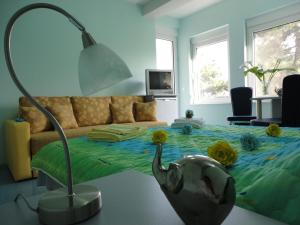 een slaapkamer met een bed met bloemen erop bij Accommodation JT Old Town Historical sites in Ohrid