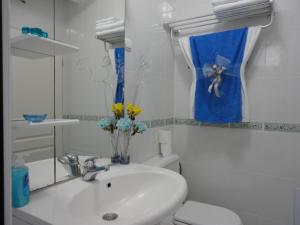 een badkamer met een wastafel, een toilet en een spiegel bij Accommodation JT Old Town Historical sites in Ohrid +56 foto's