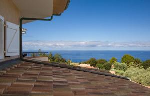 widok na ocean z domu w obiekcie Pet Friendly Apartment In Ricadi w mieście Ricadi