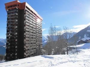 a building sitting on top of a snow covered mountain at Charmant pied des pistes avec balcon et cheminée, linge inclus - FR-1-267-258 in Villarembert