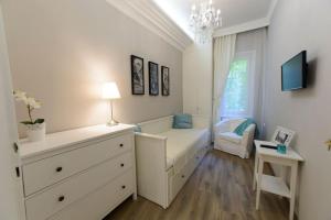 ブダペストにあるVintage Panoramic Apartmentの白いベッドルーム(ベッド1台、窓付)