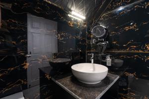 a black and gold bathroom with a sink at Green Rooms Resort in Gulmarg +24 photos