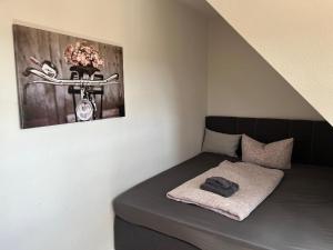 a small bed in a room with a picture on the wall at Apartment 3 Große Brüdergasse in Bautzen