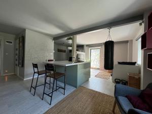 A kitchen or kitchenette at ZiMo Taliándörögdi MoZiHáz