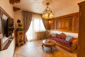 ein Wohnzimmer mit Sofa und Tisch in der Unterkunft Hidden Gem Antique Apartment with City Views in Bukarest + 32 Fotos