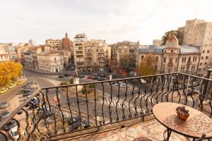 Blick auf eine Stadt vom Balkon in der Unterkunft Hidden Gem Antique Apartment with City Views in Bukarest