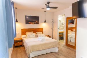 圣埃斯特万德戈尔马斯Hotel Rural La Bodega del Baldomero的卧室里有一张床，床上有一只泰迪熊