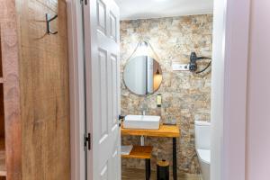 Hotel Rural La Bodega del Baldomero的一间浴室