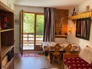 Posedenie v ubytovaní Pied des Pistes, 2 pièces, 6pers, Piscine et Sauna