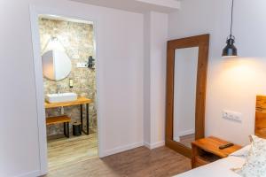 Hotel Rural La Bodega del Baldomero客房内的一张或多张床位