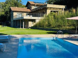 BistagnoにあるVilla La Ginestra Piemonte with private poolの家の前の大型スイミングプール