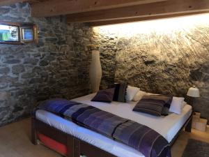 Postelja oz. postelje v sobi nastanitve Rustico Gin Avegno Torbecc, Vallemaggia, Tessin,