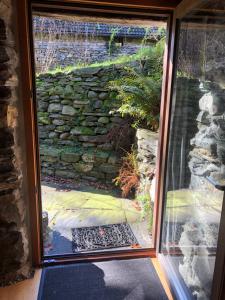 Vrt pred nastanitvijo Rustico Gin Avegno Torbecc, Vallemaggia, Tessin,