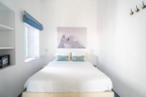 Postel nebo postele na pokoji v ubytování Eleanna's Mykonos