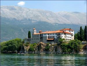 een groot gebouw op een eiland in het water bij Accommodation JT Old Town Historical sites in Ohrid