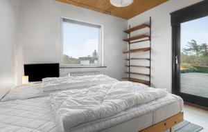 Postel nebo postele na pokoji v ubytování 4 Bedroom Beautiful Home In Korsør