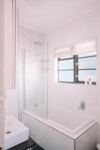 Bilik mandi di Sonder Surf - Modern Apartment with Ocean View