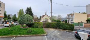 a car parked in a parking lot next to a hedge at Superbe maisonette avec parking privé à Villejuif in Villejuif