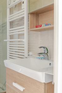 a bathroom with a white sink and a mirror at Superbe maisonette avec parking privé à Villejuif in Villejuif +10 photos