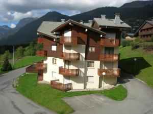 un edificio con balconi sui lati di Charmant studio avec balcon, parking, et équipements cuisine pour 4 personnes à Châtel - FR-1-198-152 a Châtel Altre 5 foto