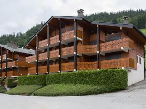 a building with balconies on the side of it at Charmant appartement proche ski et village, animaux admis - FR-1-437-31 in La Clusaz