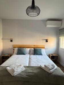 Кровать или кровати в номере Alojamiento Rural El Petirrojo con patio jardín +33 фотографии