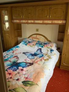 Postel nebo postele na pokoji v ubytování Sunrise Cottage central heated Southview Parkdean SKEGNESS Lincolnshire + 28 fotografií