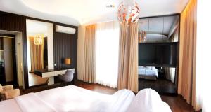 Postel nebo postele na pokoji v ubytování Emerald Hotel