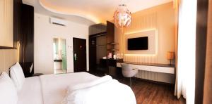 Postel nebo postele na pokoji v ubytování Emerald Hotel
