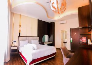 Postel nebo postele na pokoji v ubytování Emerald Hotel