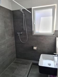Bilik mandi di City-Apartment, Zentral, Krefeld & Netflix