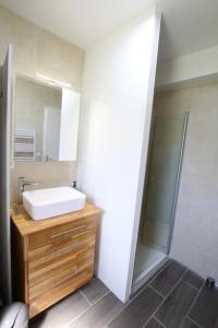 a bathroom with a white sink and a shower at MAISON DE VACANCES 4 Clés - BORD DE MER DENNEVILLE PLAGE in Denneville +41 photos