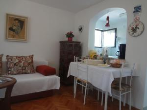 - une cuisine avec une table et un évier dans la chambre dans l'établissement Holiday Home Leni, à Fažana
