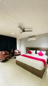 Hotel shree ji inn客房内的一张或多张床位