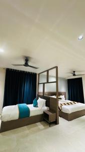 Hotel shree ji inn客房内的一张或多张床位