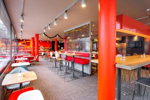Un restaurante u otro lugar para comer en Hotel Ibis Bregenz
