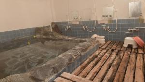 bagno con piscina e servizi igienici di 三介荘 a Izunokuni
